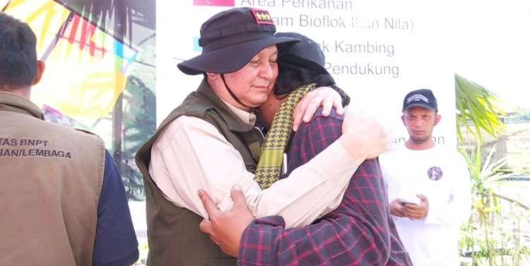 Kepala Badan Nasional Penanggulangan Bencana (BNPT) RI Komjen Pol. Prof. Dr. Rycko Amelza Dahniel, berangkulan dengan salah seorang mitra deradikalisasi, di Turen, Malang. (Foto: dok.bnpt)
