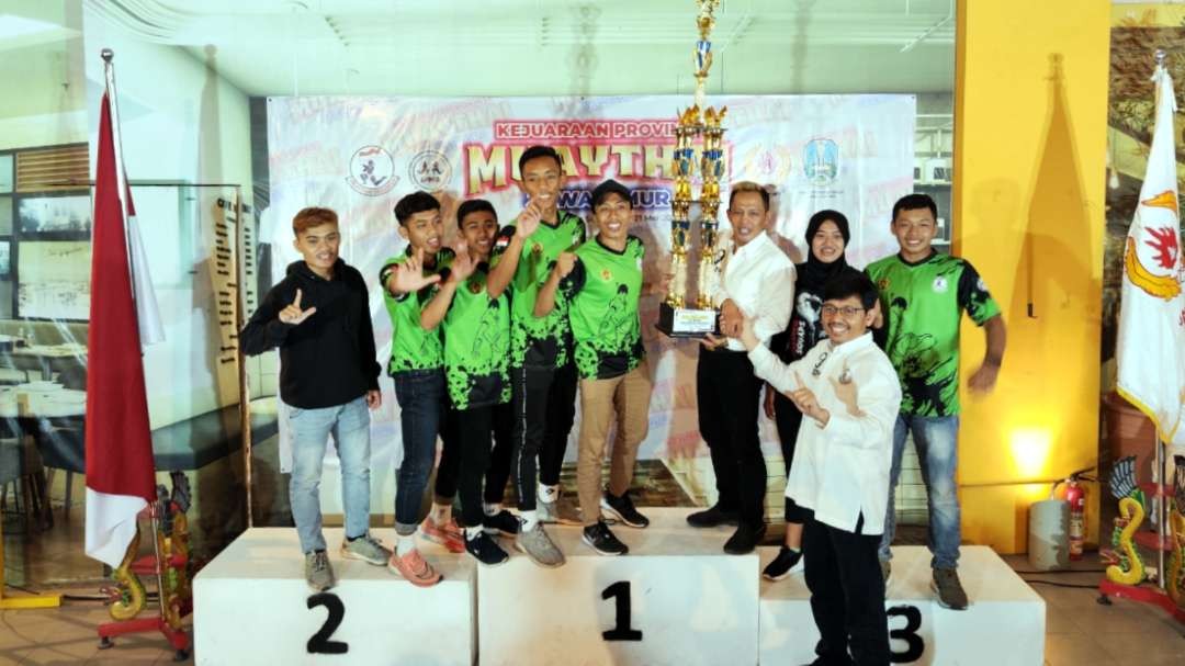 Kabupaten Blitar keluar sebagai juara umum senior Kejurprov Muaythai Jatim. (Foto: Fariz Yarbo/Ngopibareng.id)