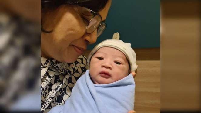 Menteri Keuangan (Menkeu) Sri Mulyani menyambut bahagia kelahiran cucu kelima. Bayi bernama Emry lahir Sabtu, 20 Mei 2023. (Foto: Instagram @smindrawati)