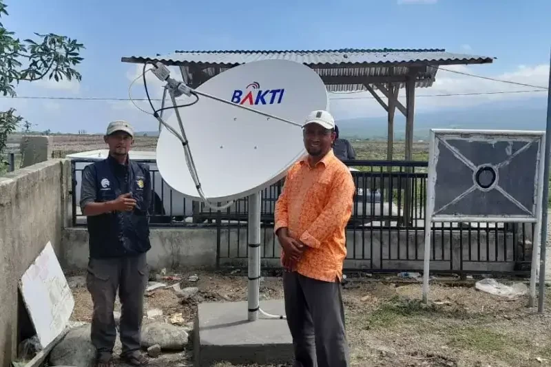Bantuan layanan internet gratis dari Badan Aksesibilitas Telekomunikasi dan Informasi (Bakti) Kementerian Komunikasi dan Informatika (Kominfo) di Desa Siru, Kecamatan Lembor, Kabupaten Manggarai Barat. (Foto: ANTARA)