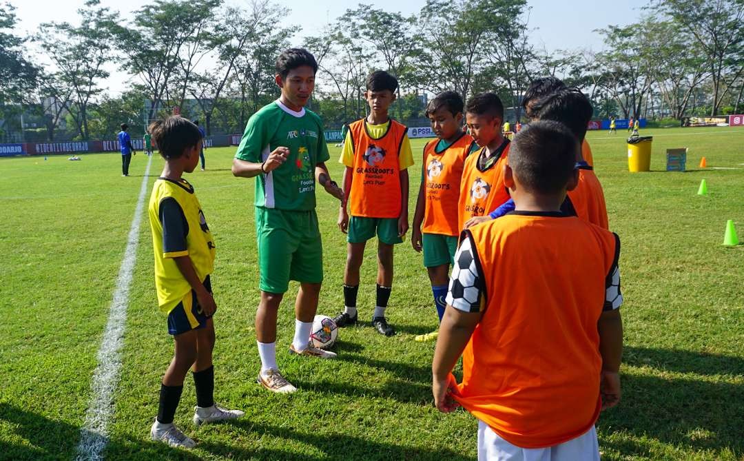 Grassroots Football oleh PSSI diikuti pesepak bola usia dini (foto : Aini/Ngopibareng.id)