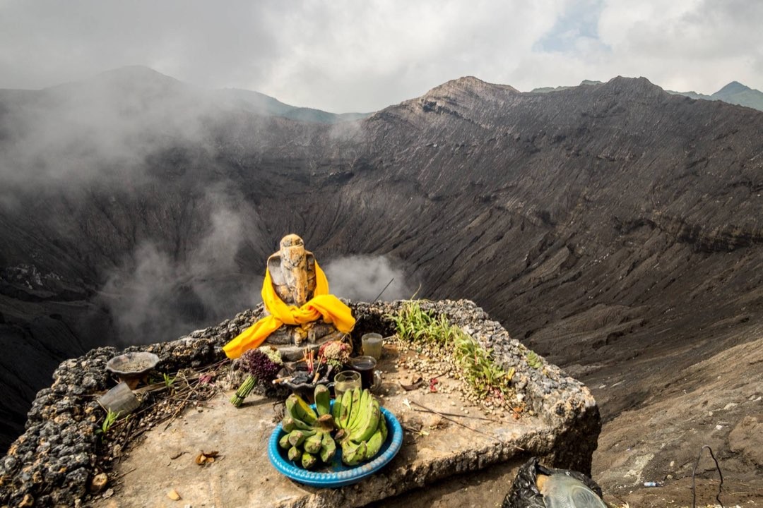 Arca Ganesha di bibir kawah Gunung Bromo. (Foto: Shutterstock)