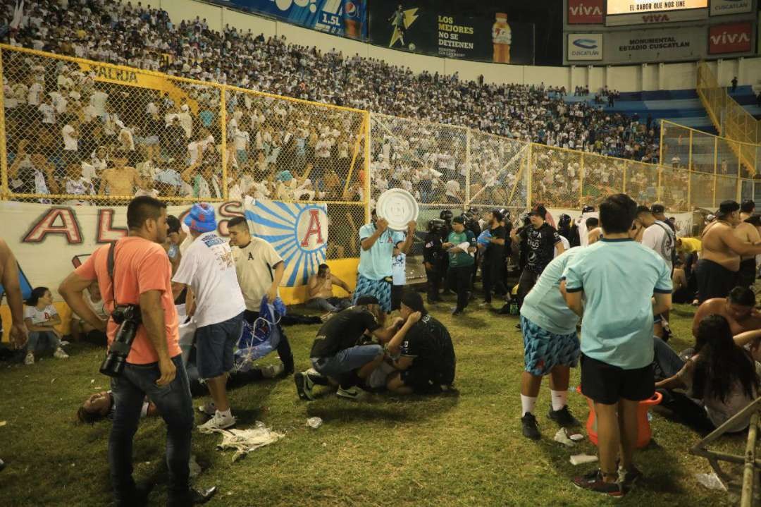 Aksi desak-desakan para penonton membuat tragedi maut di Stadion Monumental Cuscatlan, San Salvador, Sabtu 20 Mei 2023 waktu setempat. (Foto: Twitter)