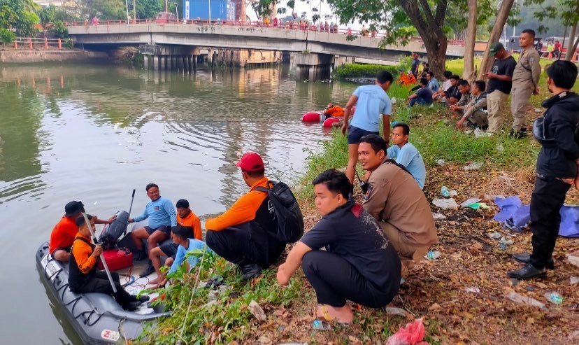 Proses pencarian dua pelaku tawuran yang tewas tercebur di sungai Jembatan Petekan (Foto: dok. BPBD Surabaya)