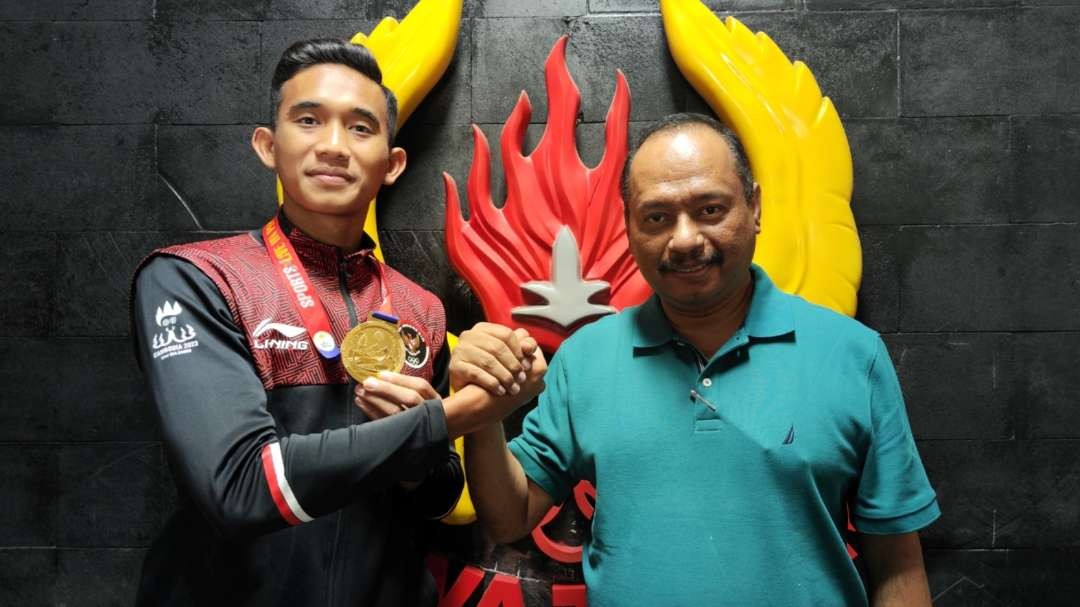 Pemain Timnas Indonesia, Rizky Ridho (kiri) bersama Ketua KONI Jatim M Nabil di Gedung KONI Jatim, Surabaya, Senin 22 Mei 2023. (Foto: Fariz Yarbo/Ngopibareng.id)