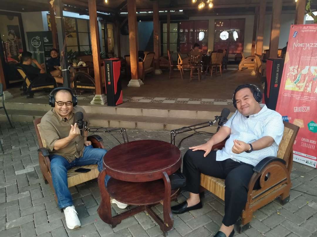 Bupati Blora Arief Rohman sebelum podcast dengan CEO Ngopibareng.id Arif Afandi. (Foto: Amir Tejo/Ngopibareng.id)