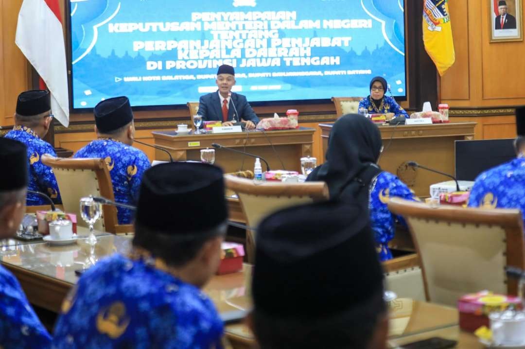 Gubernur Jawa Tengah Ganjar Pranowo menyerahkan surat keputusan (SK) perpanjangan masa jabatan kepada empat Penjabat (Pj) bupati dan walikota. (Foto: Istimewa)