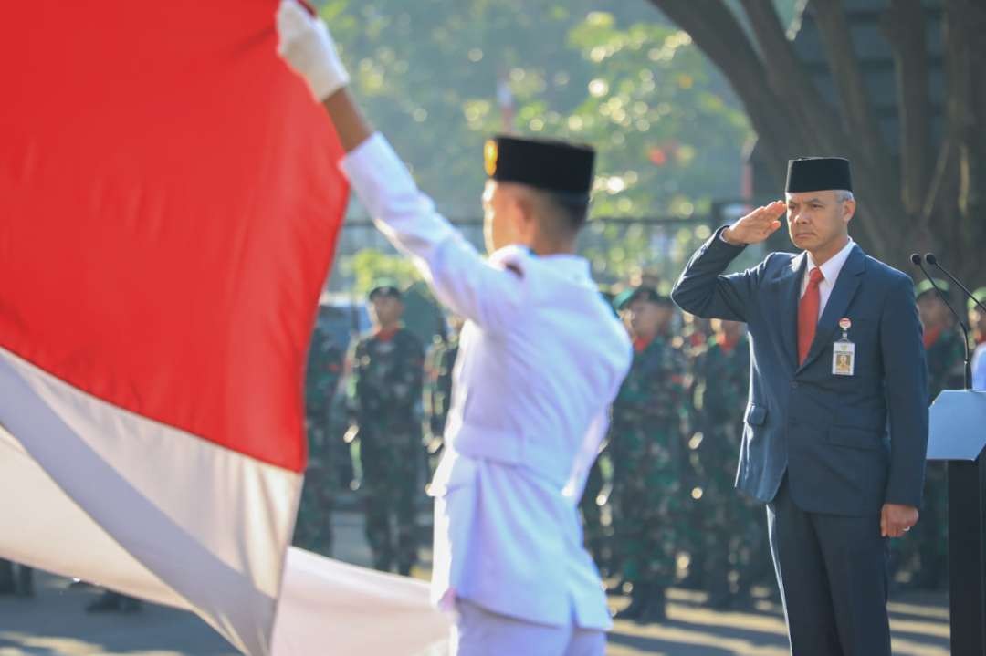 Gubernur Jawa Tengah Ganjar Pranowo usai menjadi inspektur upacara peringatan Harkitnas 2023 di halaman kantor gubernur, Senin 22 Mei 2023. (Foto: istimewa)