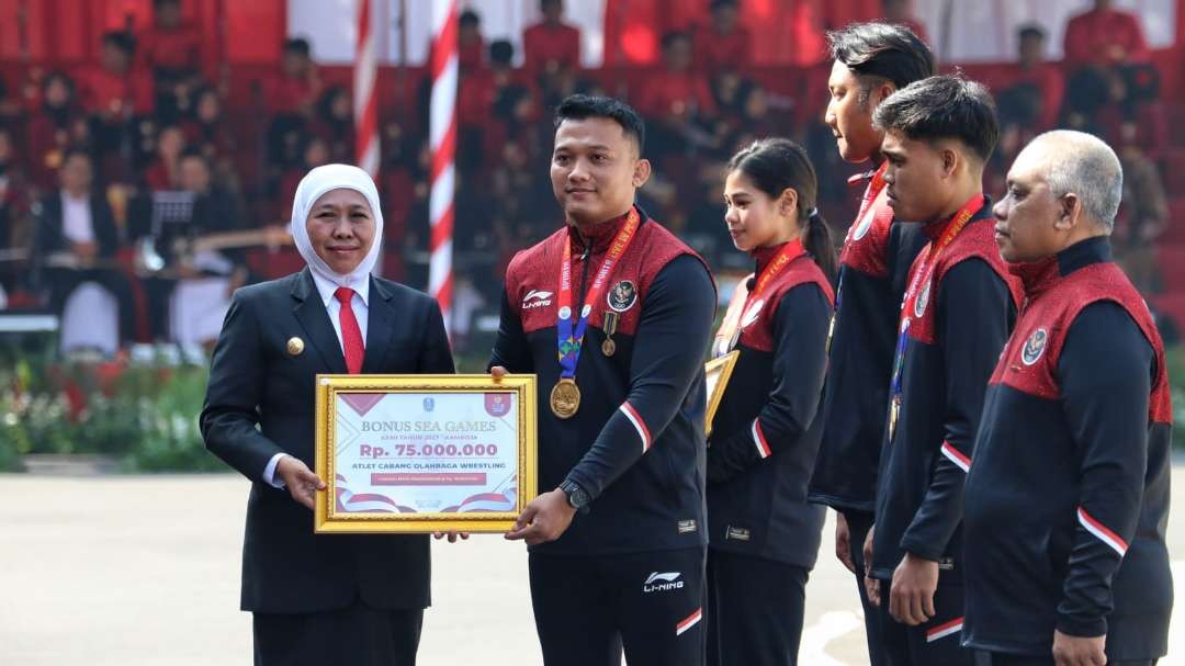 Gubernur Jatim, Khofifah Indar Parawansa (kiri) memberi bonus kepada atlet Jatim peraih medali emas pada ajang SEA Games 2023 pada upacara Hari Kebangkitan Nasional di Gedung Negara Grahadi, Surabaya, Senin 22 Mei 2023. (Foto: Fariz Yarbo/Ngopibareng.id)