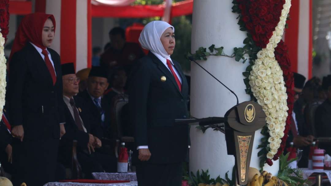 Gubernur Jatim, Khofifah Indar Parawansa saat memimpin upacara peringatan Hari Kebangkitan Nasional di Gedung Negara Grahadi, Surabaya, Senin 22 Mei 2023. (Foto: Fariz Yarbo/Ngopibareng.id)