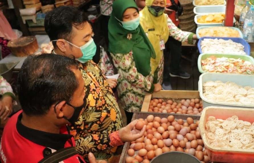 Pedagang telur di Pasar Baru, Kota Probolinggo. Harga telur terus merambat naik hingga Rp 32.000/kilogram. (Foto: Ikhsan Mahmudi/Ngopibareng.id)