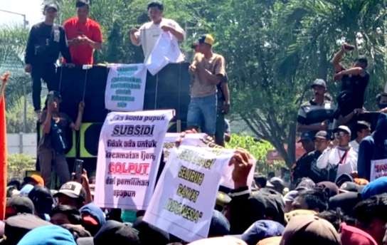 Poster ancaman golout di Pemilu 2024 dari ribuan petani Ijen, saat aksi demo di DPRD dan Pemkab Bondowoso, Senin 22 Mei 2023. (Foto: Guido Saphan/Ngopibareng.id)
