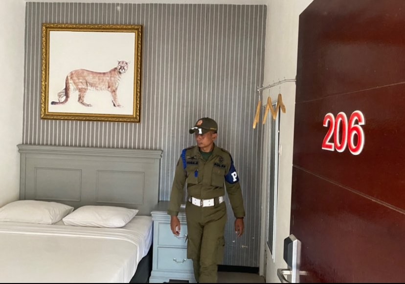 Personel Satpol PP Kota Malang saat memeriksa kamar di penginapan Tlogomas. (Foto: Lalu Theo/Ngopibareng.id)
