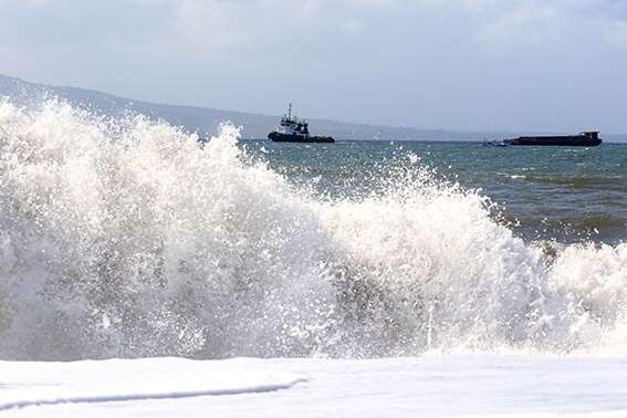 Gelombang tinggi di perairan laut selatan Pulau Lombok.(Foto: dok. diskominfo.lomboktimur)