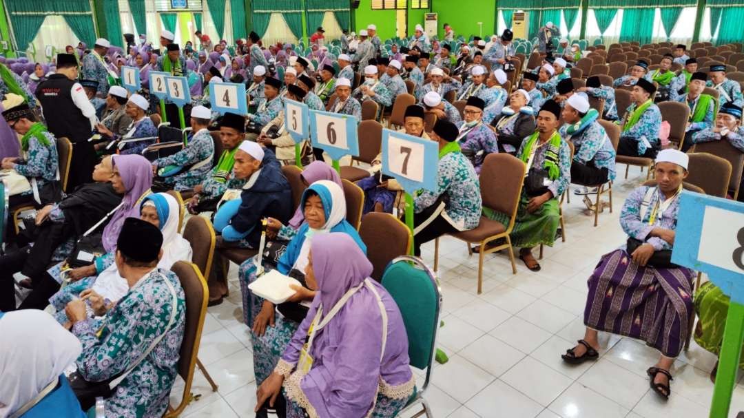 CJH Embarkasih Surabaya saat tiba di Asrama Haji Sukolilo, Surabaya, Selasa 23 Mei 2023. (Foto: Fariz Yarbo/Ngopibareng.id)