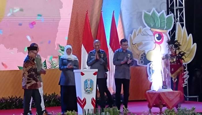 Gubernur Jawa Timur, Khofifah Indar Parawansa saat membuka kegiatan LKS Jatim tahun 2023 di GOR 45 Poltek Jember, Selasa 23 Mei 2023. (Foto: Rusdi/Ngopibareng.id)