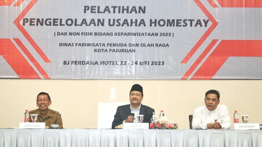 Walikota Pasuruan saat memberikan sambutan di acara pelataihan pengelola usaha homestay. (Foto: Humas Pemkot Kota Pasuruan)