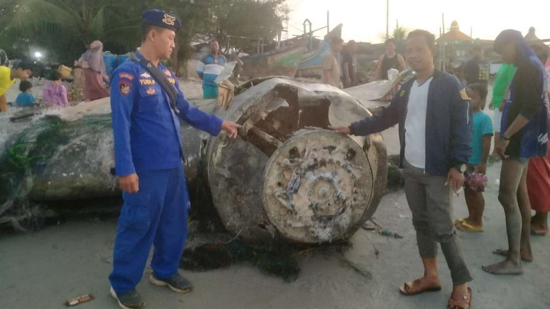 Bangkai pesawat terbang yang ditemukan nelayan di Desa Waru, Kecamatan Paciran, Lamongan. (Foto: Istimewa)