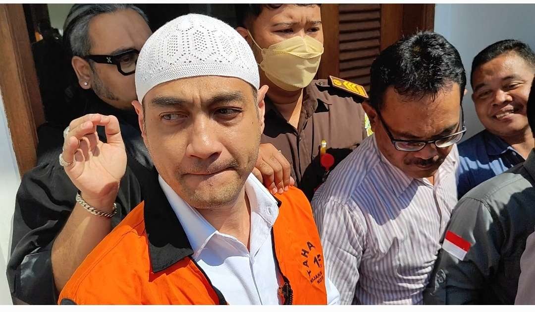Terdakwa artis Ferry Irawan terbukti dinyatakan bersalah dan dijatuhi sanksi vonis 1 tahun penjara (Foto: Fendi Lesmana/ngopibareng.id)