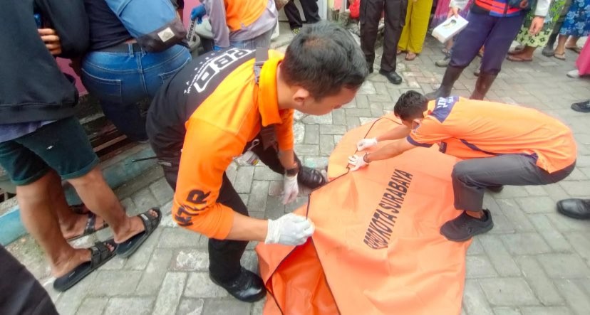 Polisi tangkap pembuang bayi di tong sampah di Benowo, Surabaya. (Foto: dok. BPBD Surabaya)