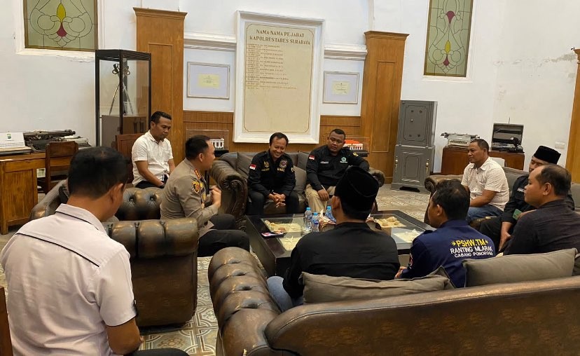 Polrestabes Surabaya bertemu dengan perwakilan pesilat gaungkan aksi damai. (Foto: Dokumentasi Polrestabes Surabaya)