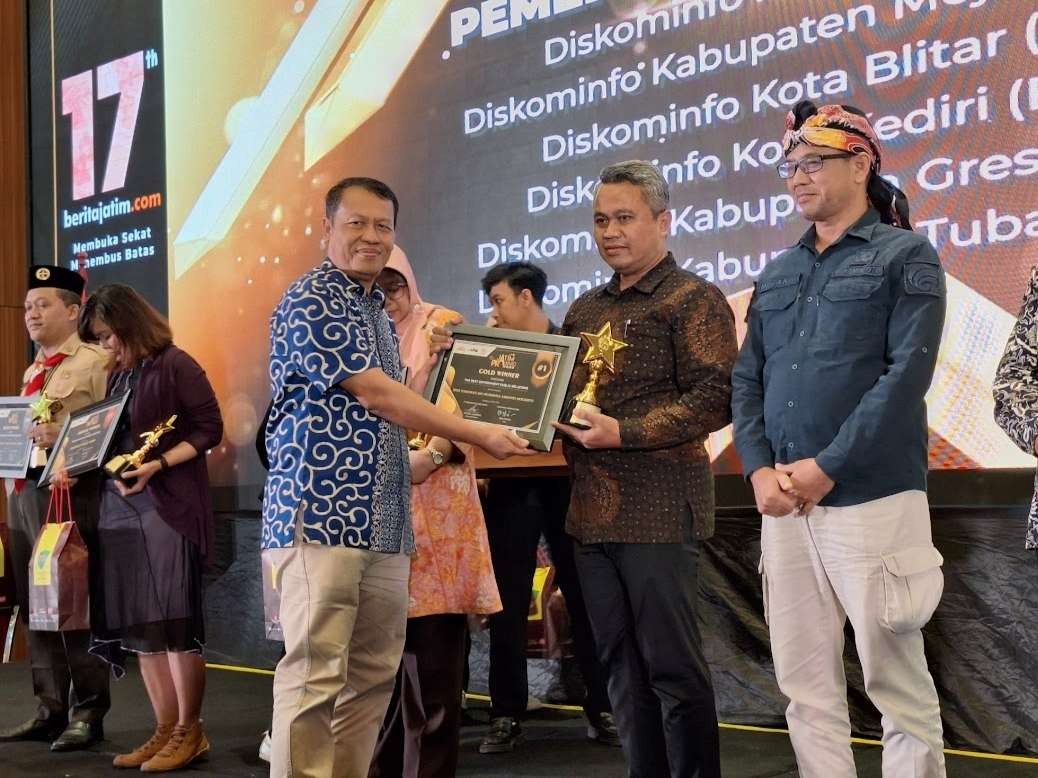 Kepala Diskominfo Kabupaten Mojokerto, Ardi Sepdianto menerima penghargaan Gold Winner kategori The Best Government Public Relation Jatim PR Award 2023, Selasa 23 Mei 2023. (Foto: Dokumen Diskominfo)