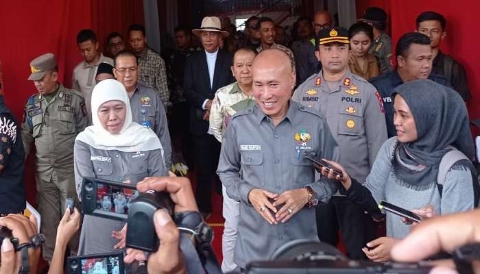 Plt Kepala Dinas Pendidikan Jawa Timur, Wahid Wahyudi, saat mendampingi Gubernur Jatim Khofifah Indar Parawansa. (Foto: Rusdi/Ngopibareng.id)