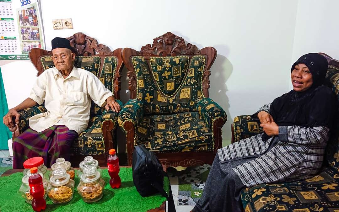 Kakek Nuralim dan anaknya, Siti Rochmah saat ditemui Ngopibareng.id di rumahnya. (Foto: Aini Arifin/Ngopibareng.id)