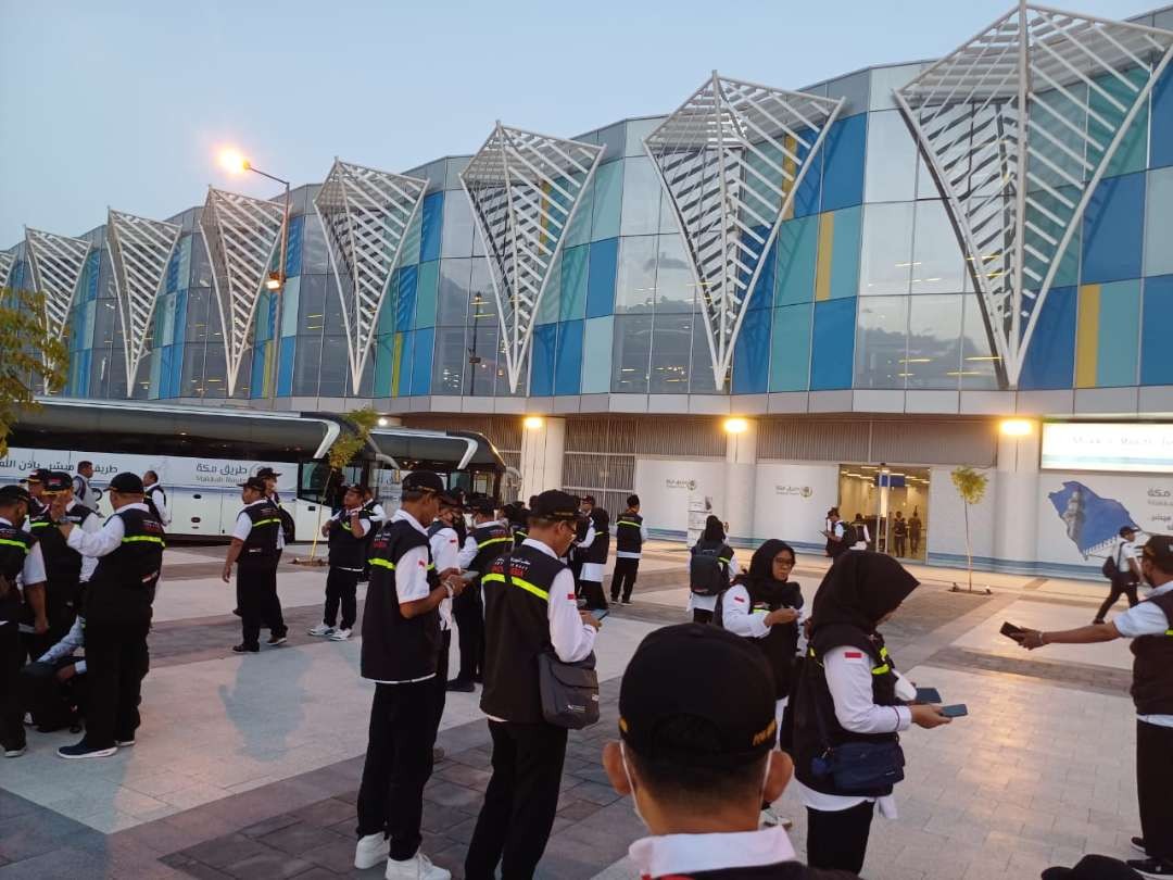 Petugas Penyelenggara Haji Daerah Kerja Bandara bersiap siap menyambut kedatangan jemaah haji di Bandara Amir Muhammad Bin Abdul Azis (AMAA) Madinah. (Foto: Istimewa)