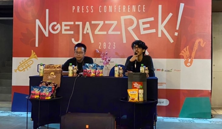 Artist Director NgejazzRek, Nizar Mohamad (kanan) saat menjelaskan gelaran acara (Foto: Andhi Dwi/Ngopibareng.id)