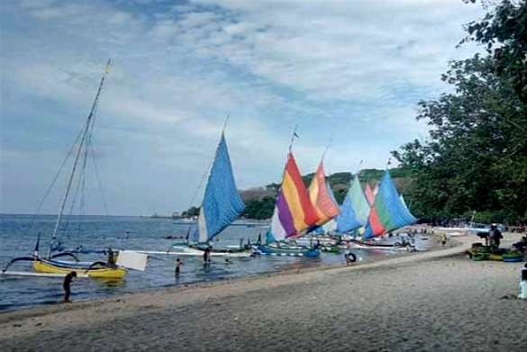 Pendapatan objek wisata Pantai Pasir Putih Situbondo menggembirakan setelah dikelola Disparpora Situbondo.(foto: Disparpora Situbondo)
