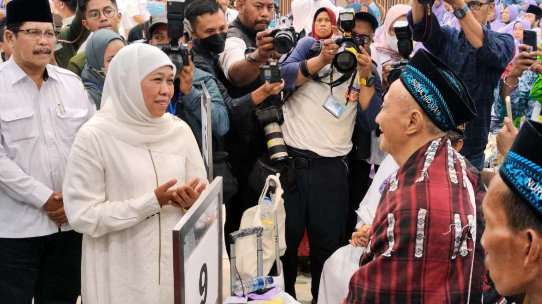 Gubernur Jatim, Khofifah Indar Parawansa saat menyapa dengan CJH kloter 1 embarkasih Surabaya di Asrama Haji Sukolilo, Surabaya, Rabu 24 Mei 2023. (Foto: Fariz Yarbo/Ngopibareng.id)