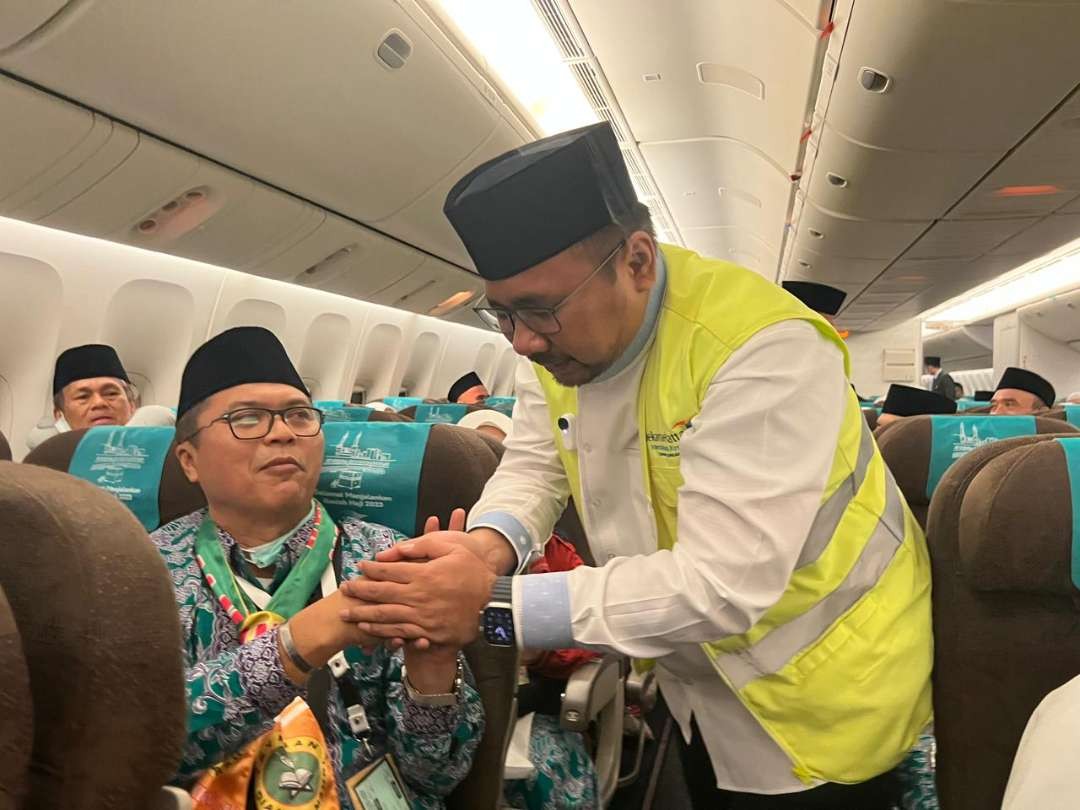 Menteri Agama Yaqut Cholil Qoumas melepas jemaah haji kloter pertama Embarkasi Jakarta Pondok Gede (JKG). (Foto: Istimewa)
