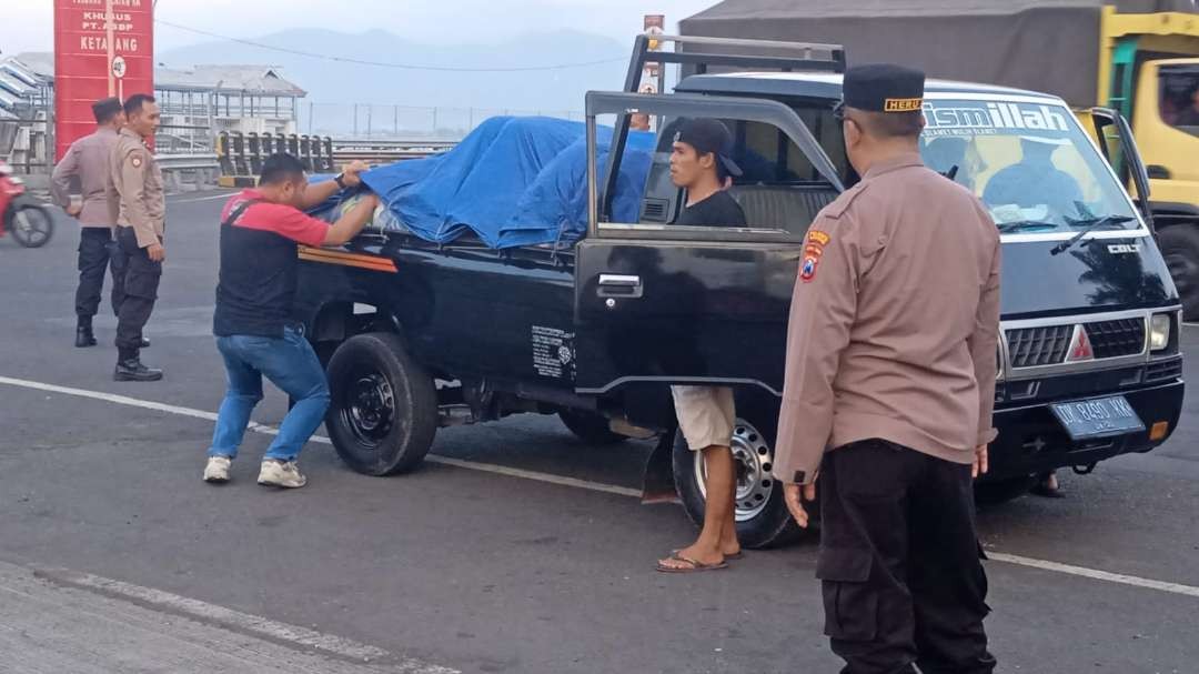 Petugas Polsek kawasan Pelabuhan Tanjungwangi melakukan pemeriksaan pada kendaraan di pintu keluar Pelabuhan ASDP Ketapang. (Foto: Istimewa)