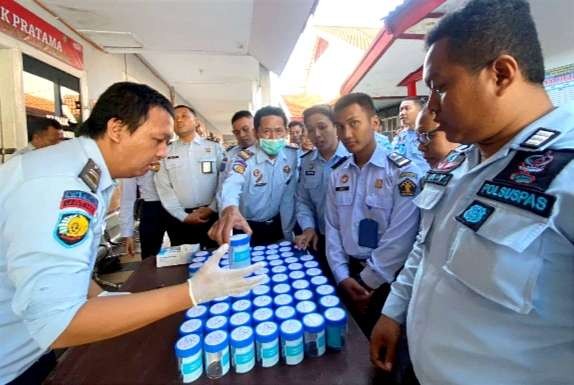 Sebanyak 73 pegawai Rutan Kelas IIB Situbondo menjalani tes urine.(foto:humas Rutan Situbondo)
