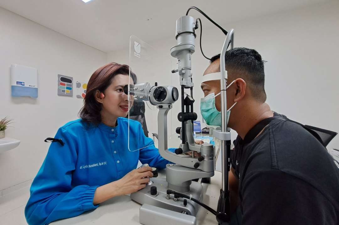 Dokter Lydia Nuradianti saat melakukan pemeriksaan mata pada pasien. (Foto: Pita Sari/Ngopibareng.id)