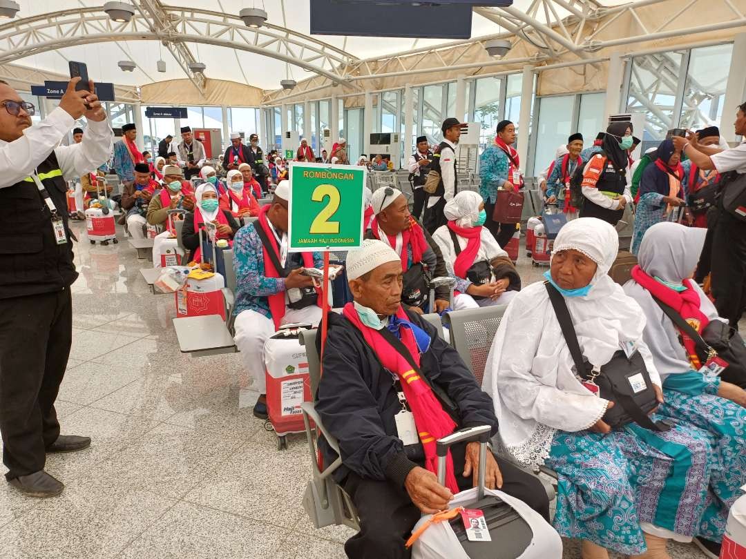 Usai mendarat di Bandara Amir Muhammad bin Abdul Azis (AMAA) jemaah haji Indonesia disuruh untuk istirahat sejenak di ruang tunggu paviliun atau keong bandara. (Foto: Istimewa)