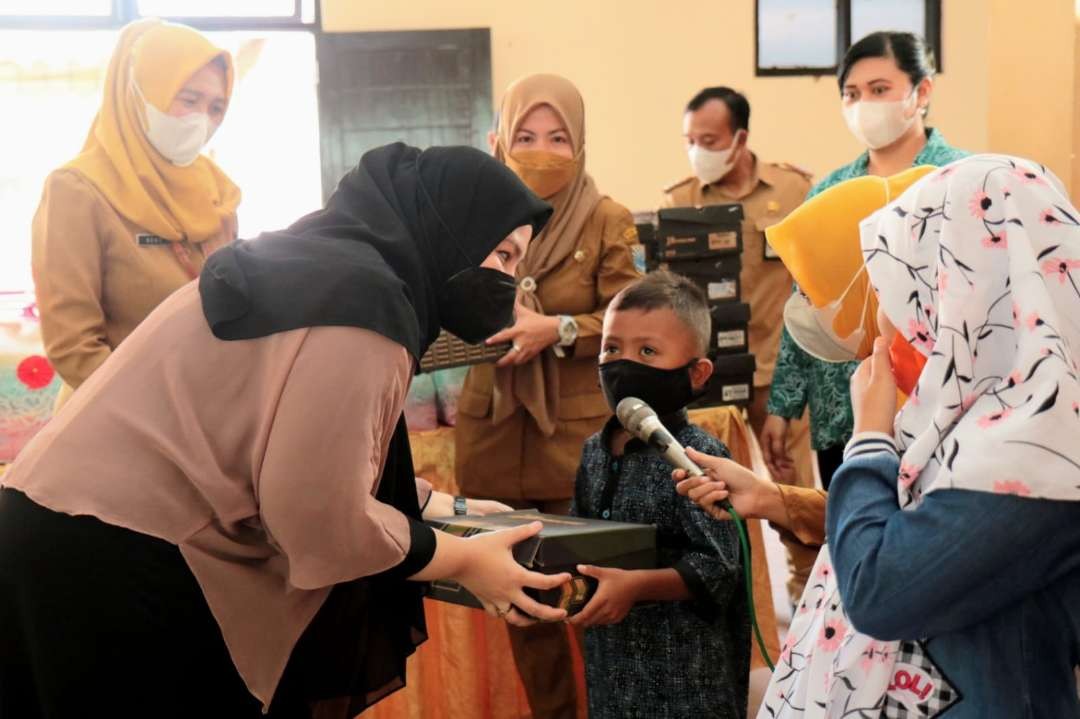 Syarifah Hadi Zainal Abidin, istri Walikota Habib Hadi Zainal Abidin saat memberikan bantuan kepada seorang anak yatim. (Foto: Ikhsan Mahmudi/Ngopibareng.id)