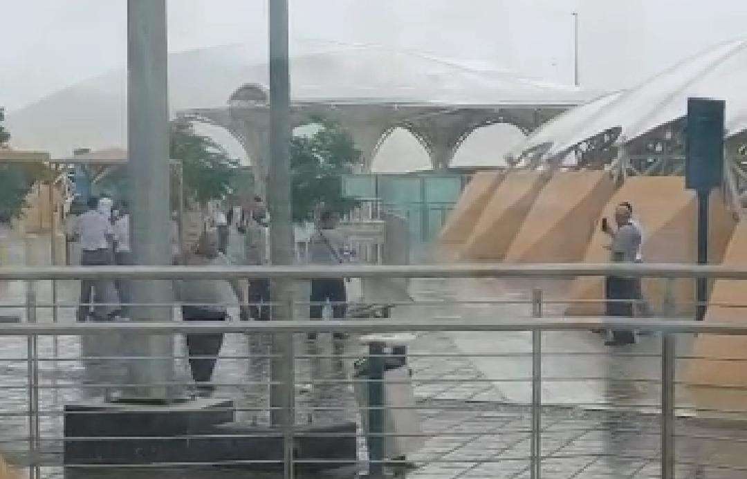 Kedatangan jemaah haji Indonesia di Bandara Amir Muhammad bin Abdul Azis Madinah disambut hujan deras. (Foto: Istimewa)