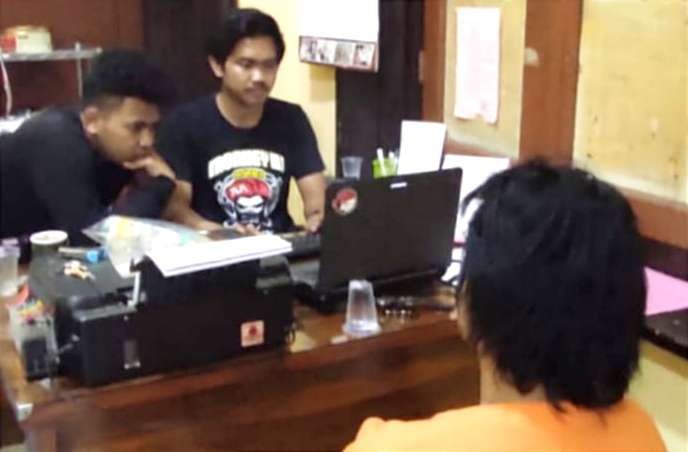 Pemuda pengangguran kedapatan bawa sabu saat diperiksa penyidik Satresnarkoba Polres Bondowoso.(foto:guido/ngopibareng.id)