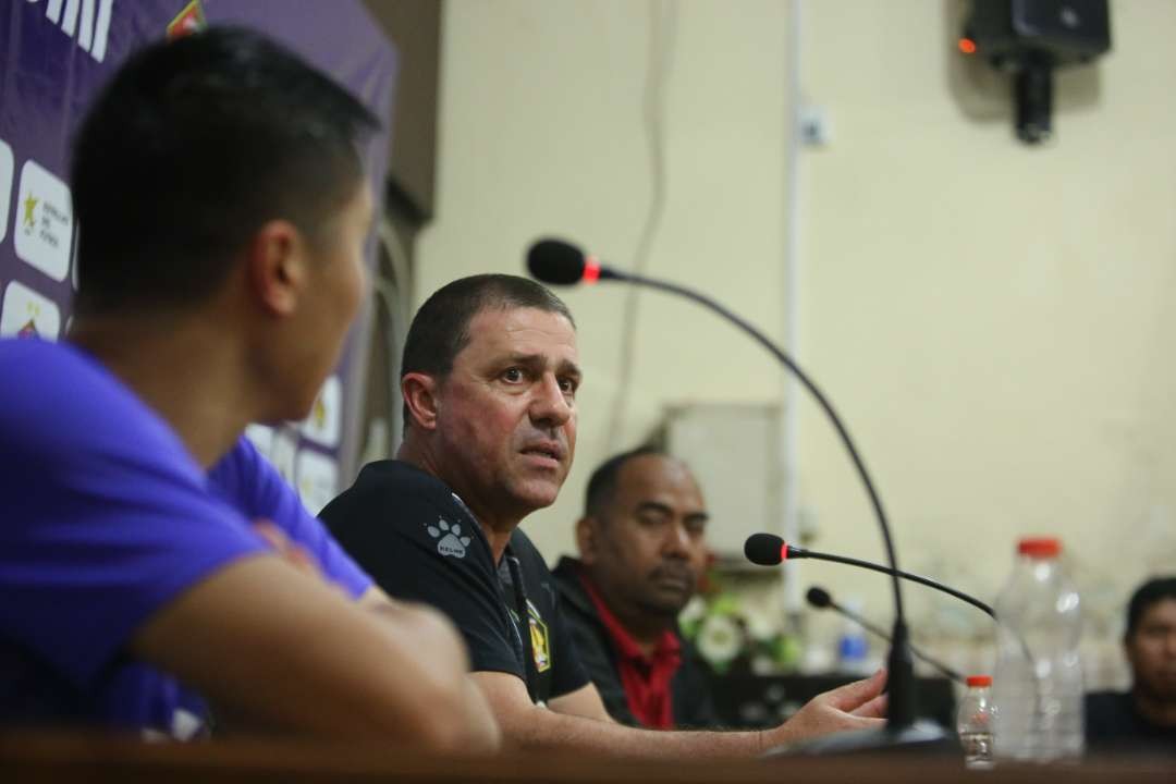 Kapten tim Arthur Irawan, pelatih baru Persik Marcelo serta Direktur Persik Kediri Arief Syaifuddin ikuti sesi konfrensi pers. (Foto: Istimewa)