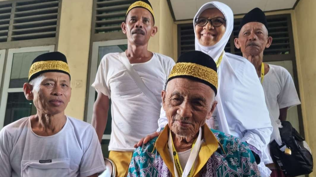 Kakek Harun saat ditemui di Asrama Haji Surabaya. (Foto: Pita Sari/Ngopibareng.id)