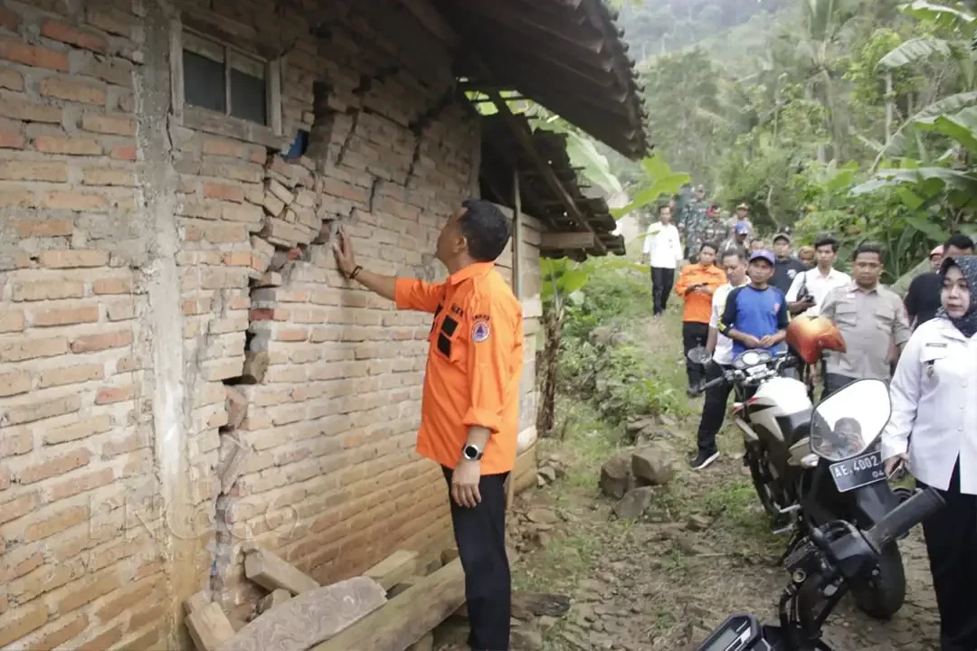 Bupati Ponorogo Sugiro Sancoko meninjau rumah milik salah satu warga Dusun Nguncup Desa Bekiring, Kecamatan Pulungan, Kabupaten Ponorogo, yang retak pada Kamis 25 Mei 2023.(Foto: dok. Kominfo)
