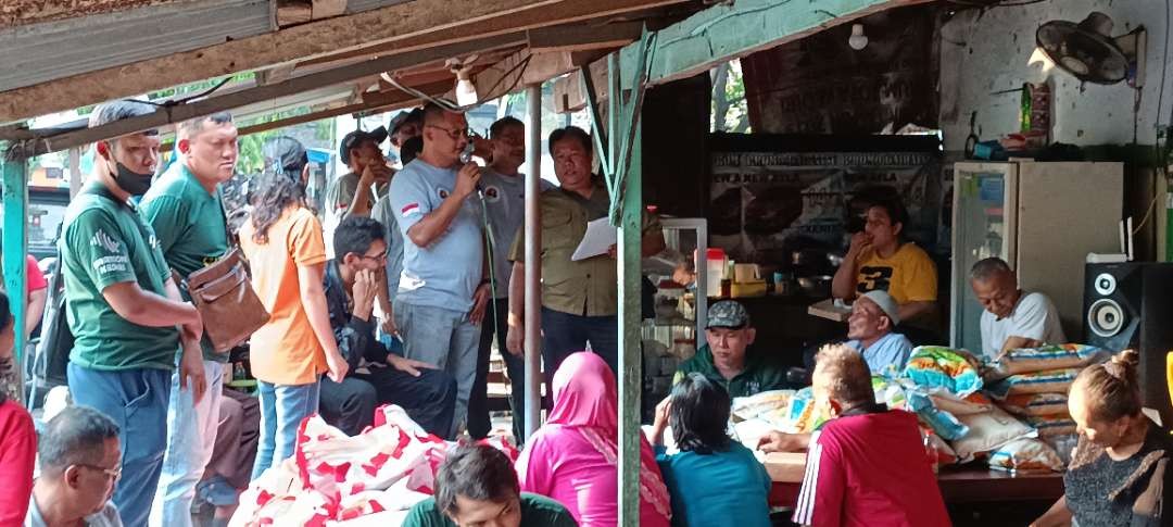 Relawan Suket Teki Nusantara Distribusikan Bantuan Sembako Jokowi ke Penyandang Disabilitas (Foto: Fendi Lesmana/Ngopibareng.id)