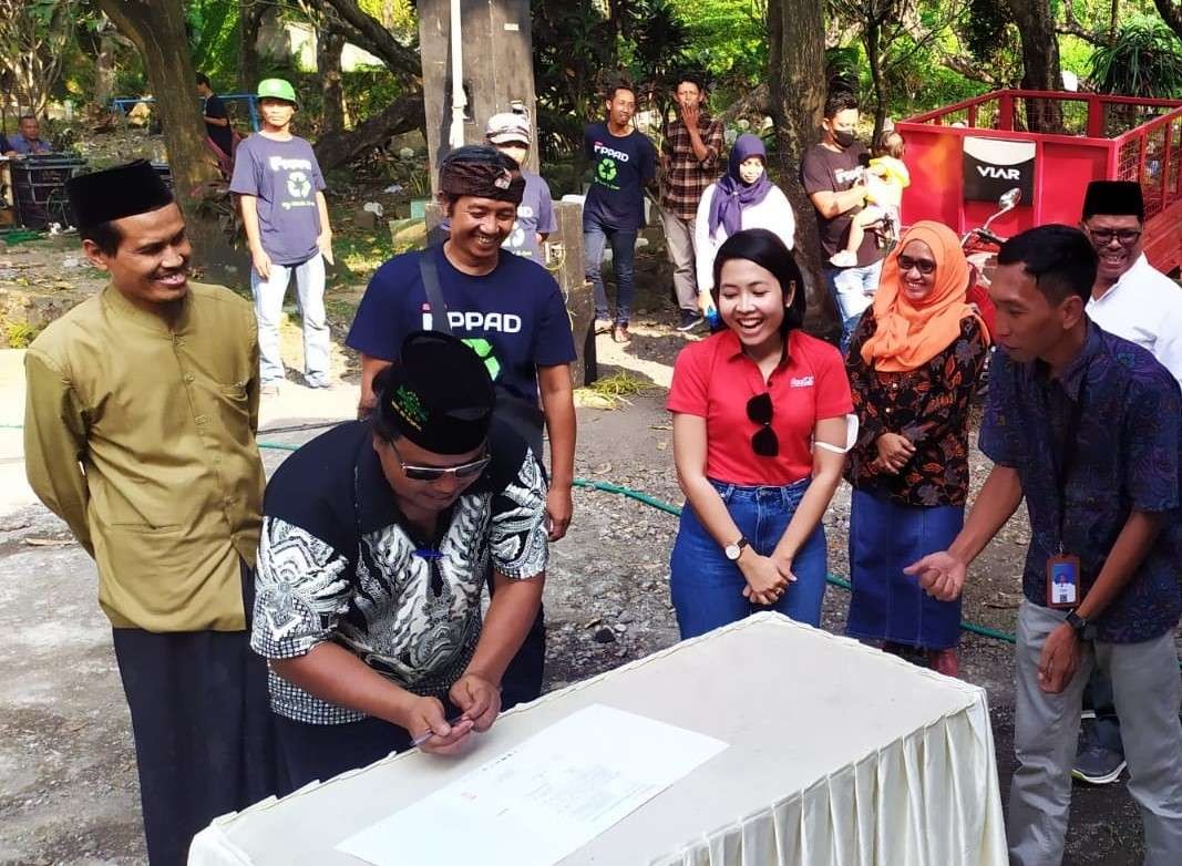 Regional Corporate Affairs Manager CCEP Indonesia Armytanti Hanum Kasmito menyaksikan penandatanganan penyerahan bantuan pembangunan gedung TPS 3R dan 1 unit motor roda tiga untuk warga Gondang Kepulungan Kabupaten Pasuruan, Jumat 26 Mei 2023. (Foto: istimewa)