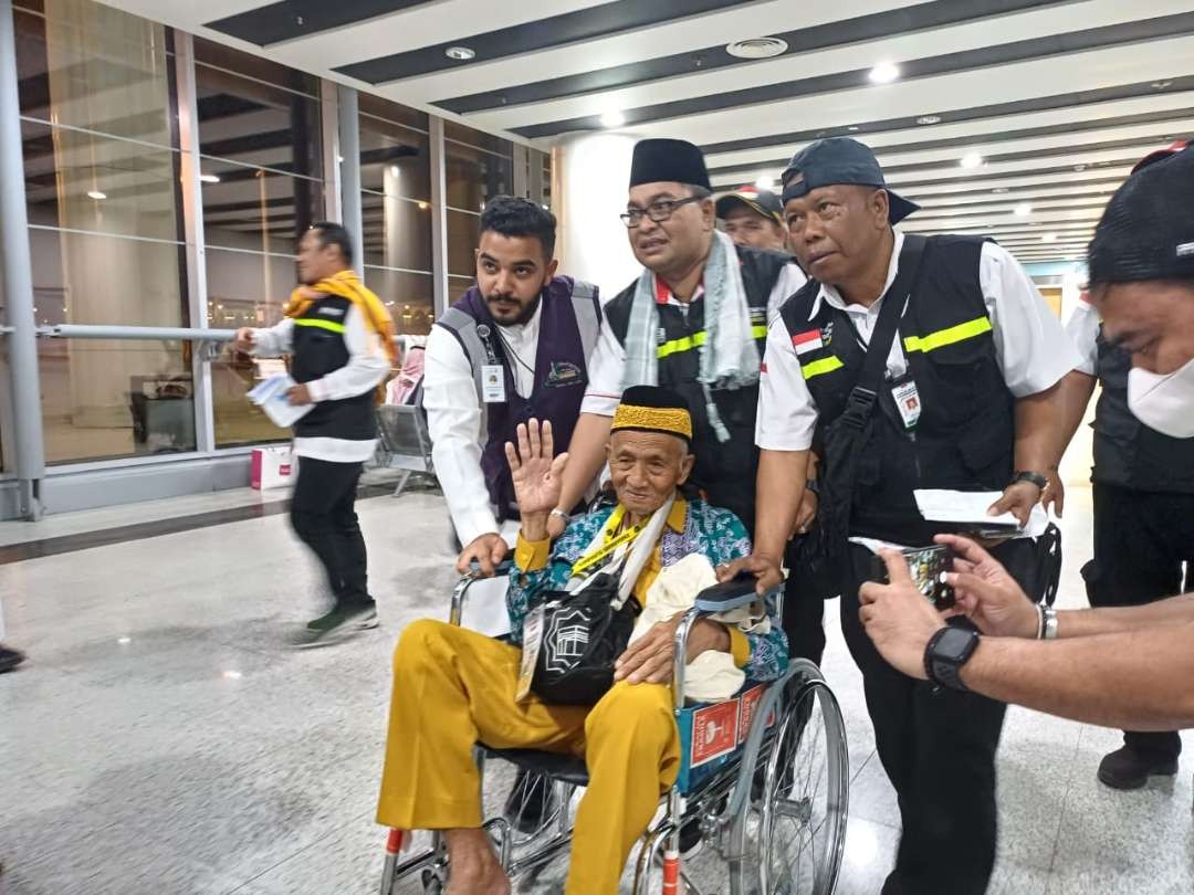 Mbah Harun, jemaah tertua Indonesia tiba di Bandara Madinah dengan selamat. (Foto: Istimewa)