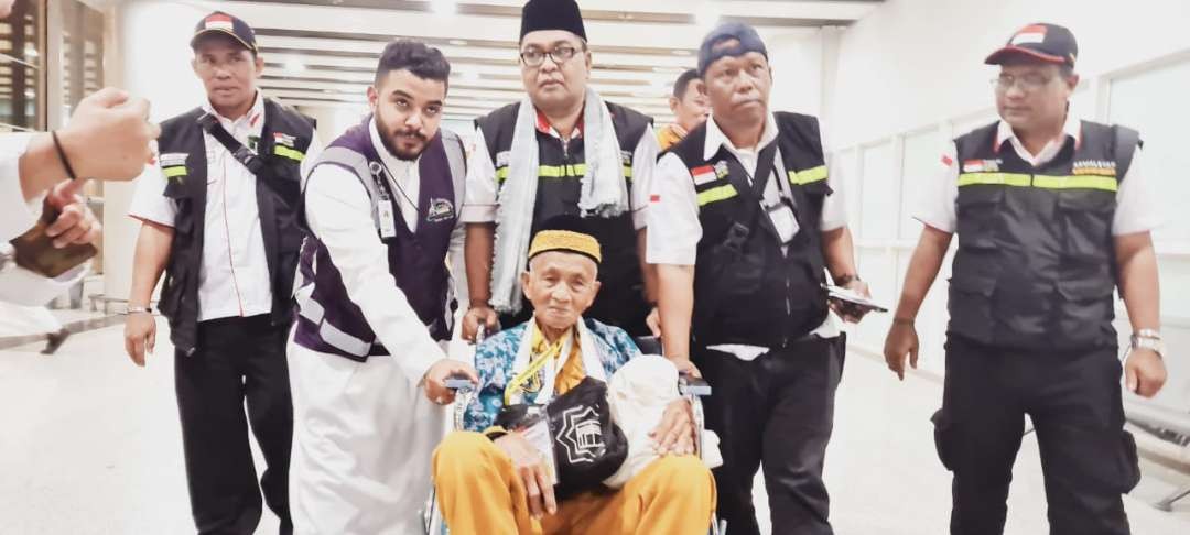 Mbah Harun bin Senar, jemaah haji tertua Indonesia asal kecamatan Propo, Kabupaten Pamekasan tiba di Bandara Amir Muhammad Bin Abdul Azis, Madinah dengan selamat. (Foto: Istimewa)
