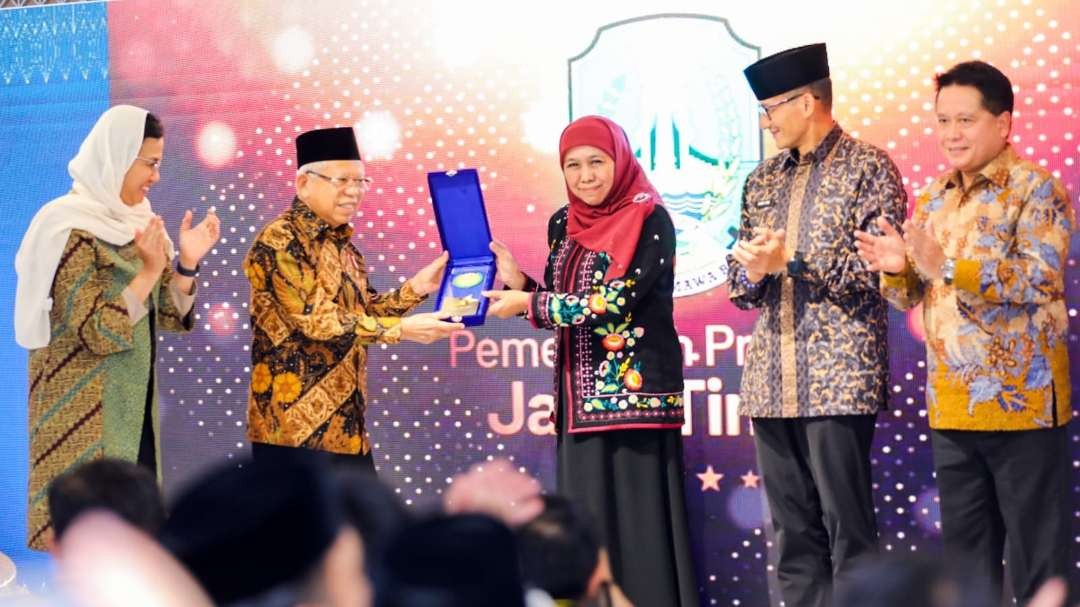 Gubernur Jatim Khofifah Indar Parawansa (tengah) menerima penghargaan dari Wapres Ma'ruf Amin pada puncak Anugerah Adinata Syariah oleh Komite Nasional Ekonomi dan Keuangan Syariah di Tower BSI, Jakarta Selatan, Jumat 26 Mei 2023.  (Foto: Ist)