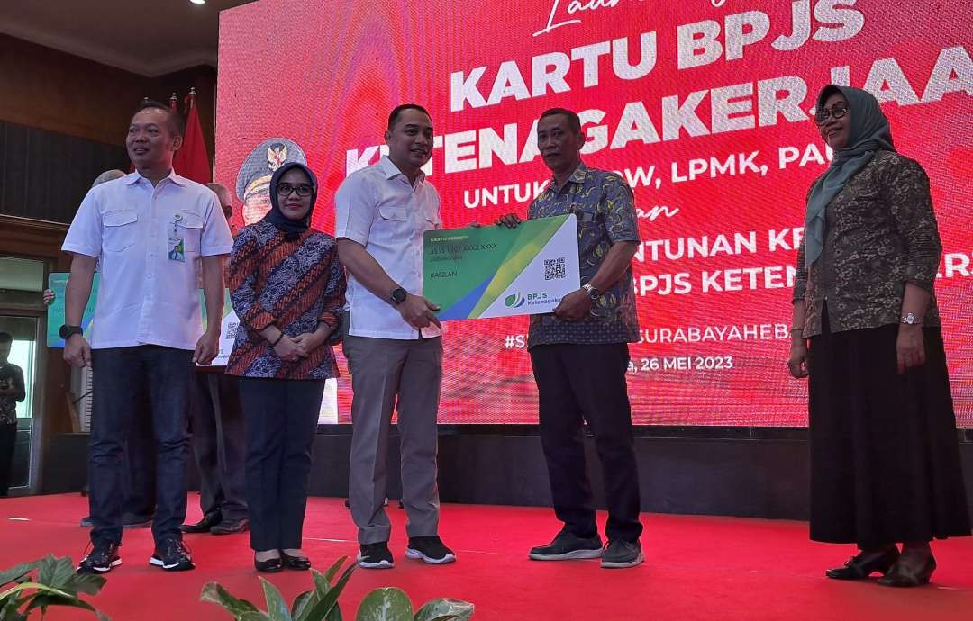 Walikota Surabaya Eri Cahyadi saat memberikan kartu BPJS ketenagakerjaan ke ketua RT/RW dan LPMK se-Surabaya. (Foto: Pita Sari/Ngopibareng.id)