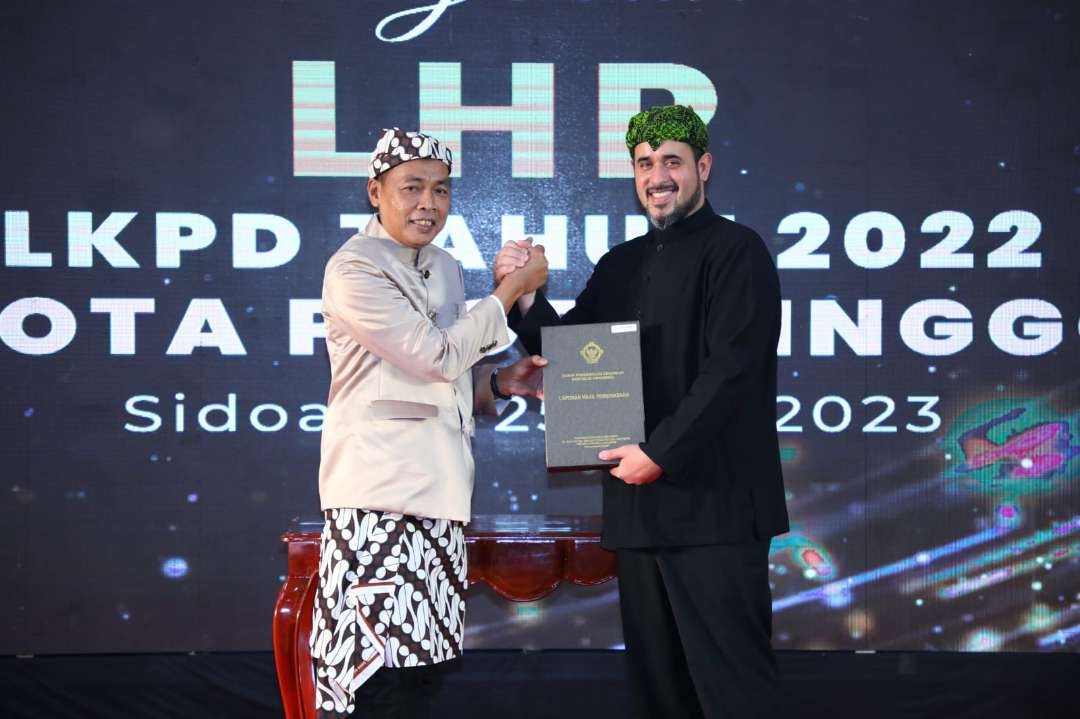Walikota Probolinggo, Habib Hadi Zainal Abidin (kanan) menerima penghargaan penilaian opini WTP dari Kepala BPK Perwakilan Jawa Timur Karyadi. (Foto: Dinas Kominfo)